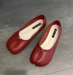 Sapatos de couro de microfibra Tabi Ninja, apartamentos confortáveis, chinelos Split Toe, mocassins fundo macio, breves mocassins trotter senhoras, 2023 na internet