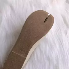 Sapatos de couro de microfibra Tabi Ninja, apartamentos confortáveis, chinelos Split Toe, mocassins fundo macio, breves mocassins trotter senhoras, 2023 - comprar online