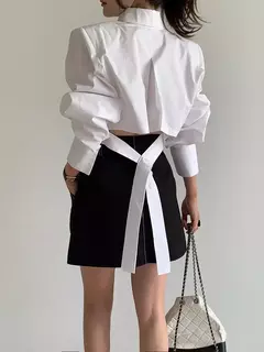 Camisa curta versátil e solta para mulher, nicho Design Sense, alça traseira oca, outono - comprar online
