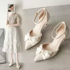 Sapatos de salto alto brancos com botão único para as mulheres, novos sapatos de verão com dedo apontado e top de borracha, 2023 - Wolf Magazine