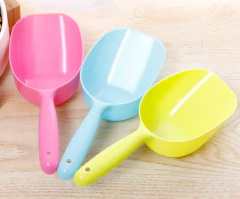 Venda quente plástico cão gato comida colher pá 3 cores alimentador conveniente colher de alimentação para animais de estimação de plástico