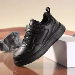 Tênis de couro leve para meninos e meninas, calçados esportivos para crianças, preto e branco, tênis plano para crianças
