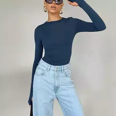 Top feminino de gola redonda manga longa com furos no polegar, camiseta monocromática, slim fit, streetwear diário, moda verão na internet