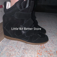 Imagem do Um couro genuíno sapatos casuais das mulheres 2026 verão respirável oco escondido cunhas tênis gancho loop formadores alta superior