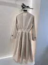 Vestido bordado de couro logotipo, manga comprida, costela, costura cinto, bolsos laterais, zíper design, novo