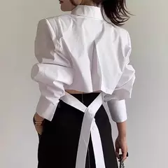 Camisa curta versátil e solta para mulher, nicho Design Sense, alça traseira oca, outono na internet
