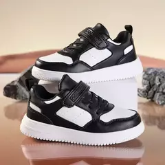 Tênis de couro leve para meninos e meninas, calçados esportivos para crianças, preto e branco, tênis plano para crianças na internet