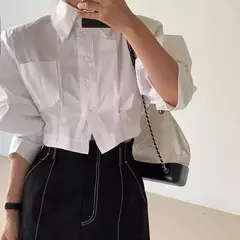 Camisa curta versátil e solta para mulher, nicho Design Sense, alça traseira oca, outono