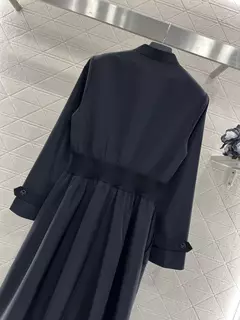 Vestido bordado de couro logotipo, manga comprida, costela, costura cinto, bolsos laterais, zíper design, novo - Wolf Magazine