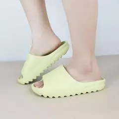 Chinelos interiores de fundo macio EVA para homens e mulheres, slides domésticos, sapatos de praia leves, chinelos masculinos, sandálias de verão, tamanho grande 45, 2024 - Wolf Magazine
