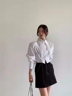 Camisa curta versátil e solta para mulher, nicho Design Sense, alça traseira oca, outono - comprar online
