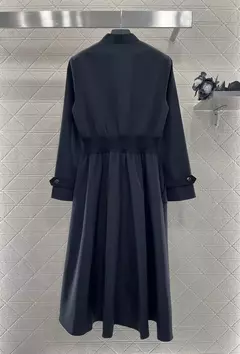 Vestido bordado de couro logotipo, manga comprida, costela, costura cinto, bolsos laterais, zíper design, novo na internet