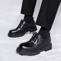 Plataforma de couro coreana Oxfords para homens, deslizamento, fundo grosso, sapatos masculinos de derby, mocassins casuais, dedo do pé quadrado, sapatos formais na internet