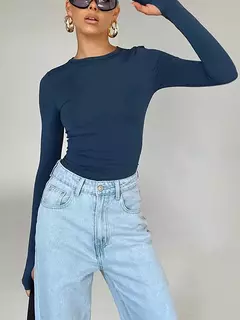 Top feminino de gola redonda manga longa com furos no polegar, camiseta monocromática, slim fit, streetwear diário, moda verão na internet