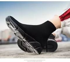 Imagem do Sapatos de tecer respirável para homens e mulheres, tênis casuais slip-on, meias baratas, preto e branco, venda quente
