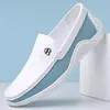 Deslizamento casual masculino em sapatos de couro, mocassins formais, sapatilhas macias e respiráveis para homens, direção antiderrapante, trabalho de escritório, 2024