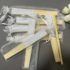 Imagem do 20/50/80 leque de papel elegante dobrável branco gravado personalizado com saco de presente com organza e ventilador portátil para festa de casamento
