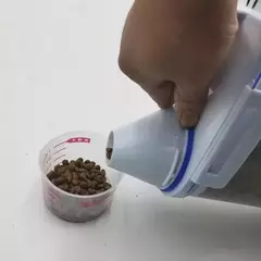 Balde de armazenamento de plástico para comida de cachorro e gato, 1.5kg/2kg, com copo de medição, recipiente selado à prova de umidade, acessórios para animais de estimação