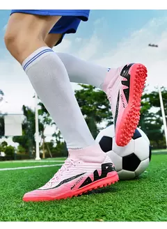 Imagem do Sapatos de futebol ultraleves antiderrapantes interiores para homens, grampos profissionais, treinamento de grama, tênis original, botas de futebol