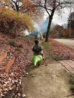Nova venda quente engraçado criança adulto inflável equitação dinossauro verde cosplay traje crianças fantasia vestido de festa tema do feriado do dia das bruxas na internet