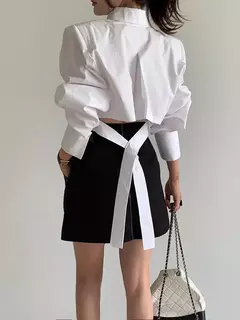 Camisa curta versátil e solta para mulher, nicho Design Sense, alça traseira oca, outono