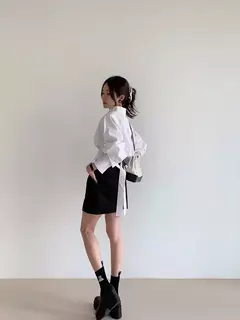 Camisa curta versátil e solta para mulher, nicho Design Sense, alça traseira oca, outono - loja online