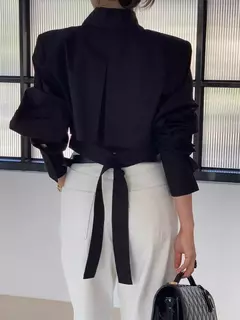 Camisa curta versátil e solta para mulher, nicho Design Sense, alça traseira oca, outono na internet