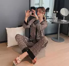 Conjunto de pijama tipo seda para mulheres, design gola V, estampa com letras cruzadas, pijamas luxuosos, roupas domésticas, pijamas de tamanho grande, XXL