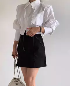Camisa curta versátil e solta para mulher, nicho Design Sense, alça traseira oca, outono - Wolf Magazine