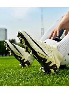 Imagem do Sapatos de futebol ultraleves antiderrapantes interiores para homens, grampos profissionais, treinamento de grama, tênis original, botas de futebol