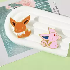 Anime pokemons esmalte pino figura dos desenhos animados espeon flareon eevee metal crachá broche mochila roupas lapela pino jóias acessórios - comprar online