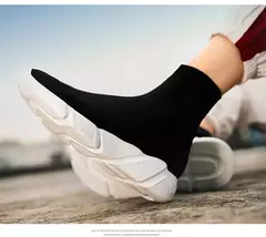 Imagem do Sapatos de tecer respirável para homens e mulheres, tênis casuais slip-on, meias baratas, preto e branco, venda quente