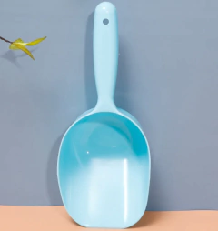 Venda quente plástico cão gato comida colher pá 3 cores alimentador conveniente colher de alimentação para animais de estimação de plástico na internet