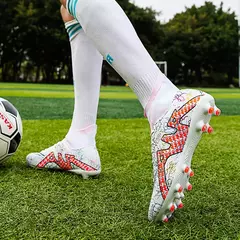 Sapatos de futebol unissex com grampos para meninos, tamanho grande, botas de futebol ultraleves, tênis antiderrapantes, AG e TF, botas de tornozelo, 2021 - Wolf Magazine