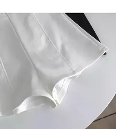 Shorts de emagrecimento branco de cintura alta para mulheres, antiexposição, pequenos, líquidos, vermelhos, recuperadores de desgaste exterior, verão, novo, 2023 na internet