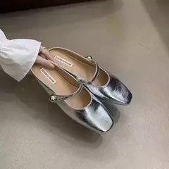 Chinelos de couro macio com alça de fivela prateada, sapatilhas casuais, sapato de mulas brilhantes, dedo do pé, metálico, elegante, moda, 2024