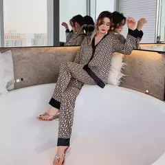 Imagem do Conjunto de pijama tipo seda para mulheres, design gola V, estampa com letras cruzadas, pijamas luxuosos, roupas domésticas, pijamas de tamanho grande, XXL