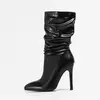 Botas femininas de couro envernizado plissado, dedo apontado feminino, cavaleiro com zíper, salto alto curto para passarela, inverno, 2022