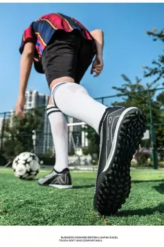 Homens treinamento profissional botas de futebol ultraleve sapatos unisex atacado feminino respirável transporte da gota indoor futsal - comprar online