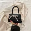 Mini bolsa de ombro monocromática para mulheres, design de arco, couro PU, aba, bolsas crossbody, bolsa de corrente, bolsas femininas, moda, 2024
