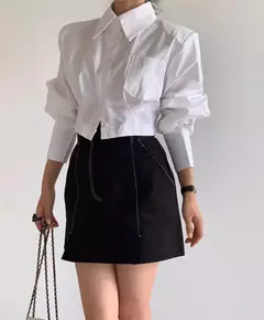 Camisa curta versátil e solta para mulher, nicho Design Sense, alça traseira oca, outono