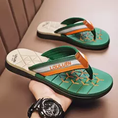 Chinelos casuais ao ar livre masculinos, chinelos de praia, luz suave, sapatos antiderrapantes, sapatos de banho, verão, venda quente, 2024
