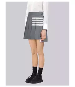 Terno estilo universitário para mulheres, quatro vestidos com barra, comprimento, tipo padrão, idade tecido, decoração, cinza, gênero - Wolf Magazine