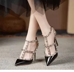 Salto alto clássico em couro genuíno para mulheres, sandálias rebite, bombas pontiagudas, preto, fino, festa, casamento, verão, moda, 2024