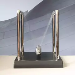 Newton's Cradle Metal Pêndulo, Educacional Física Brinquedo, Square Design, Energia Cinética, Escritório Stress Reliever, Ornamento Equilíbrio Bola - comprar online