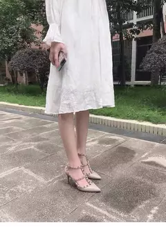 Salto alto clássico em couro genuíno para mulheres, sandálias rebite, bombas pontiagudas, preto, fino, festa, casamento, verão, moda, 2024 na internet