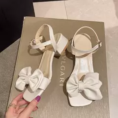 Sandálias grandes de toe aberto para mulheres, fivela monocromática de uma linha, nó arco de temperamento, sapatos confortáveis, nova moda, verão, 2024 - Wolf Magazine