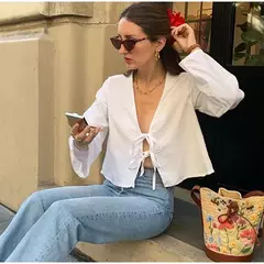 Camisas de manga folhada para mulheres, tops casuais soltos com renda, mangas curtas femininas, camisas macias com decote em v, senhora fofa, moda verão, 2024 na internet