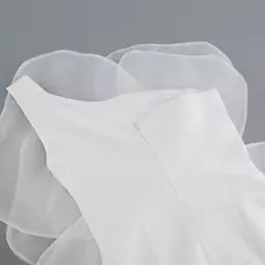 Vestido de ombro oblíquo branco para mulheres, vestido decorativo de flores, vestido de casamento, vestido de um passo, novo estilo, verão