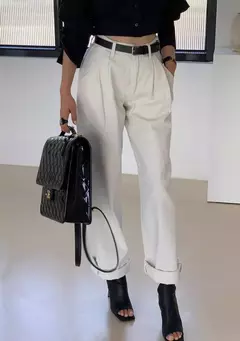 Camisa curta versátil e solta para mulher, nicho Design Sense, alça traseira oca, outono